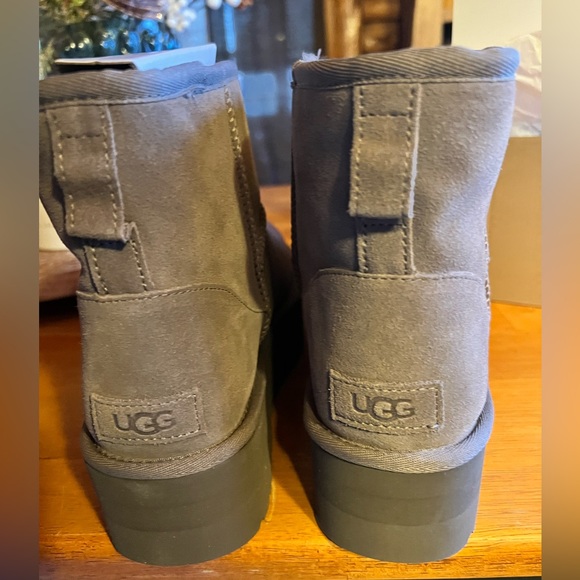 BNWB Ugg Platforms size 10 - Picture 2 of 4